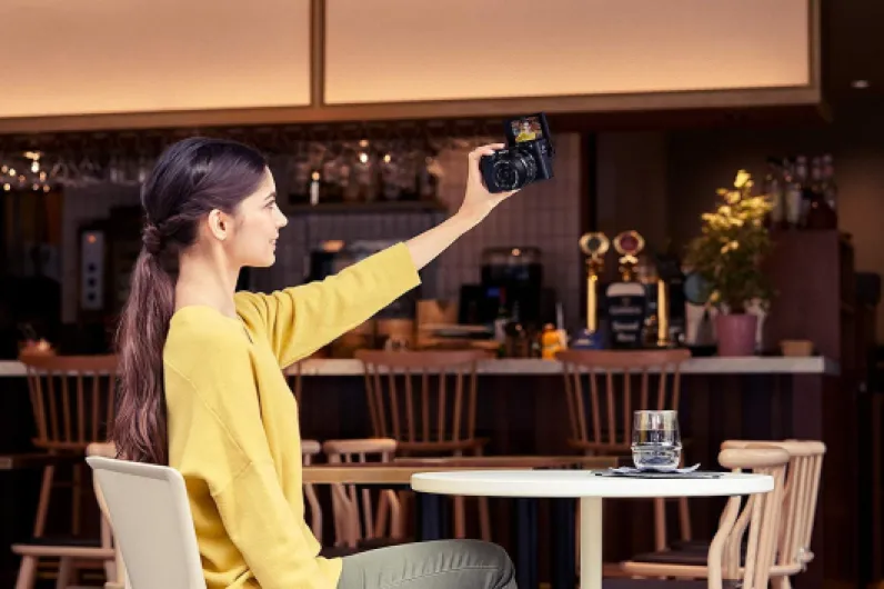 Alpha 6400-Appareil Photo Numérique Hybride APS-C en kit avec l'Objectif Zoom E 16-50mm f/3.5-5.6 PZ OSS (24,2 MP, AF en 0.02s, Suivi des Yeux, 4K HLG, Ecran Selfie Vlogging)(ILCE6400, A6400) Kit avec objectif 16-50 mm Unique