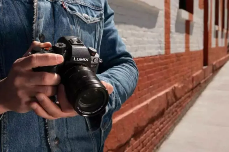 Lumix GH7L - Appareil Photo Hybride Expert + Objectif Panasonic Leica 12-60mm (Vidéo illimitée, AF Phase, Audio 32bit, 5.8K 30p Open Gate, ProRes RAW, Log Arri, 4K 120p) – Version Française Boîtier + Objectif LEICA 12-60mm