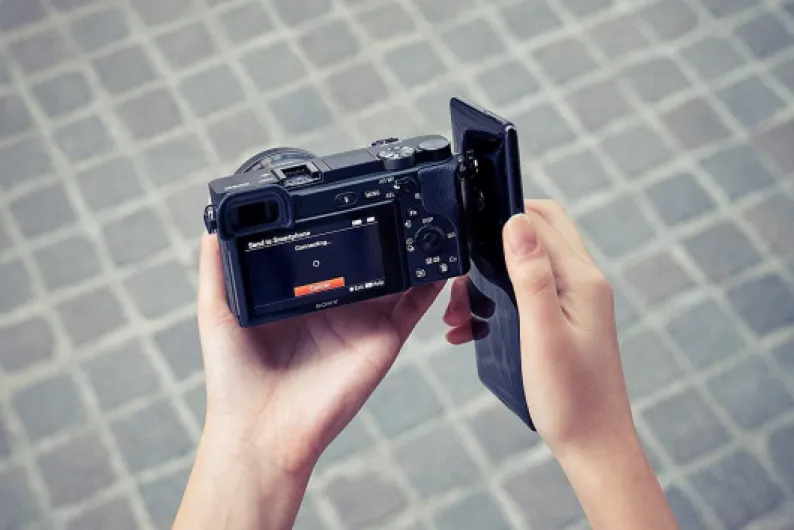 Alpha 6400 - Appareil Photo Numérique Hybride APS-C avec 18-135mm Objectif (24,2 MP, AF en 0.02s, Suivi des Yeux, 4K HLG, Ecran Selfie Vlogging) Seul A6400 + 18-135mm Objectif