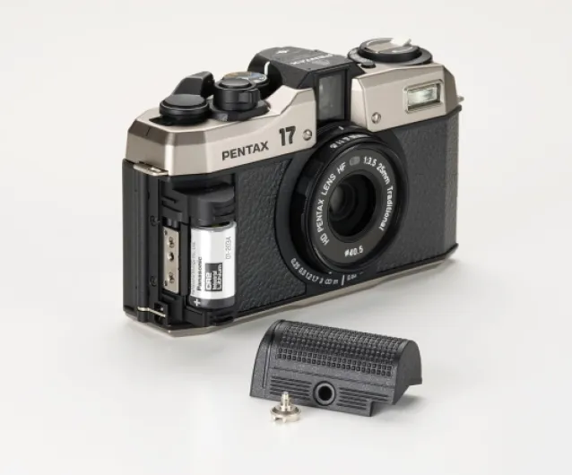Appareil Photo Compact argentique à focale Fixe, conçu pour capturer des Photos au Demi-Format PENTAX 17 Fixed-Focal length compact film camera designed to capture half-size photographs