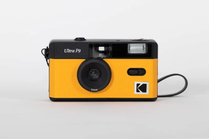 KODAK F9 - Appareil Photo Rechargeable Ultra F9-35mm - Yellow + GT Photo Pellicule Photo Couleur Retro 35mm - 24 Photos