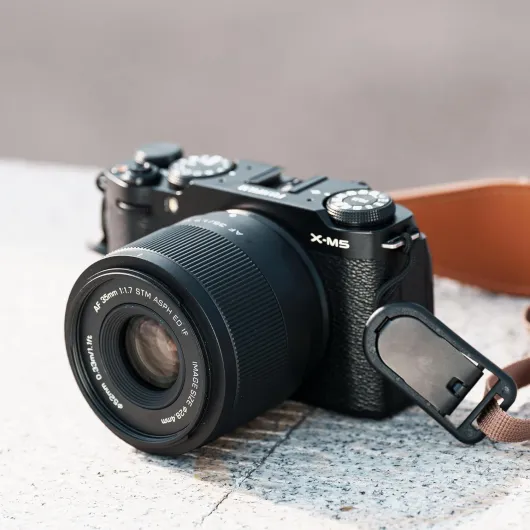 35mm f/1.7 F1.7 Auto Focus Grande Ouverture APS-C Prime Objectif Compatible avec Les appareils Photo Fuji X-Mount X-T5 X-T4 X-T30 II X-S10 X-T200 X-T30 X-T20 X-H1 X-H2 X-E3 X-T3 X-T100 X-PRO2 35mm F1.7 XF Lens